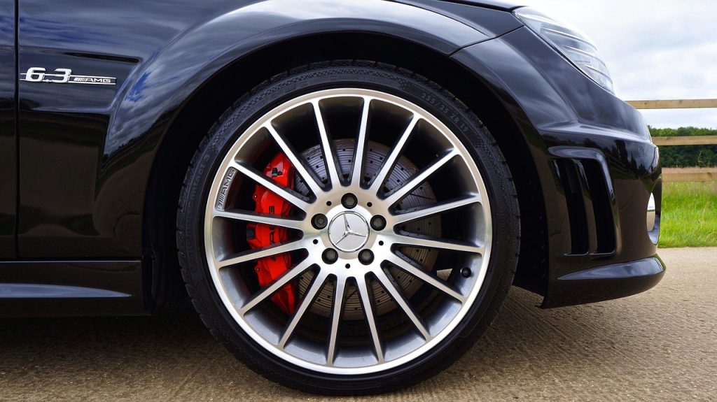 Diamond-cut alloy wheel refurbishment in Bradford