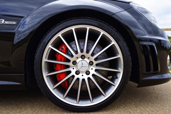 Diamond-cut alloy wheel refurbishment in Bradford